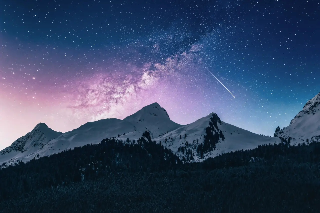 Paisagem noturna com montanhas e céu estrelado